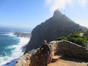 Die Felsen im Hintergrund sind das Kap der Guten Hoffnung, ich steh am sog. Cape Point.