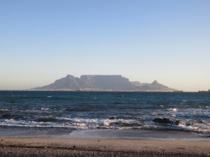 Blick auf Table Mountain von Bloubergstrand