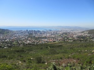 Blick von der unteren Seilbahnstation auf Cape Town und Table Bay