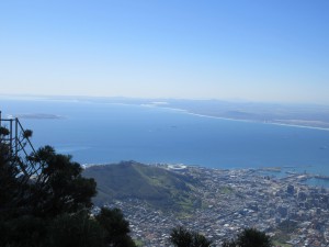 Blick von Table Mountain auf Signal Hill, Cape Town Stadion (Greenpoint), Robben Island und auf die gegenüberliegende Seite der Table Bay mit Bloubergstrand und Melkbosstrand