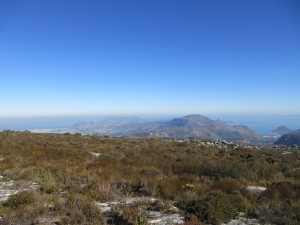 Blick von Table Mountain Richtung Kaphalbinsel, rechts offener Atlantik und Hout Bay, links False Bay