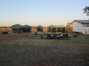 Campsite auf der Cattle Farm Banka Banka. Freie Wahl ob Zelt oder Liege mit Swag, 23.10.15