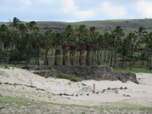 7 restaurierte Moai am Strand Anakena, 16.4.16