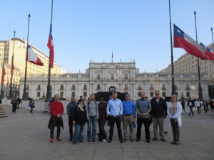 Santiago City-Tour, Gruppe vor dem Palacio La Moneda, 19.4.16 Nationalitäten: Australien, Puerto Rico, Brasilien, Deutschland und 6x USA